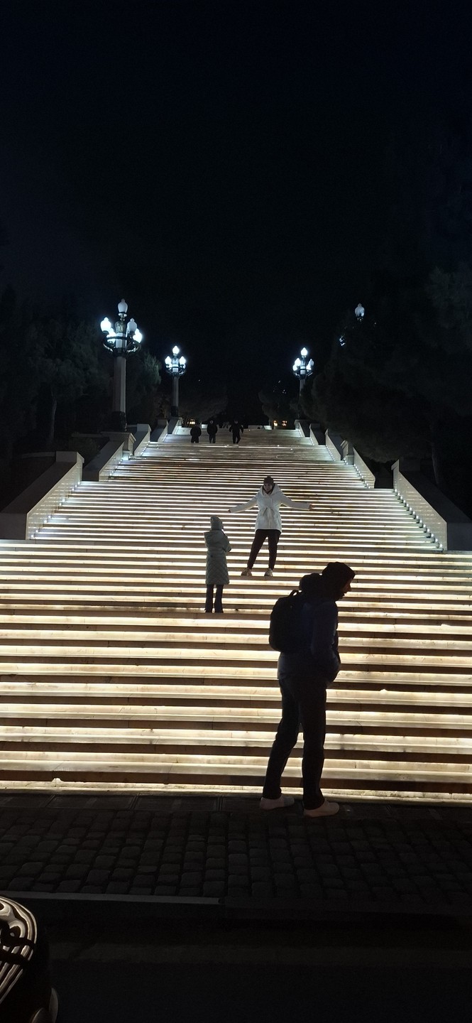 Гейдар-наш гид сегодня. Забрал нас из отеля, и никакие технические моменты нас не отвлекали от экскурсии