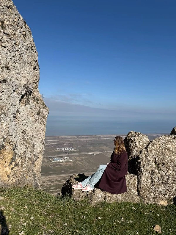 21 февраля ездили на эту экскурсию втроем: я, подруга и ее сын-подросток. Накануне гид Нимик связался в телеграм, уточнил все детали, приехал вовремя