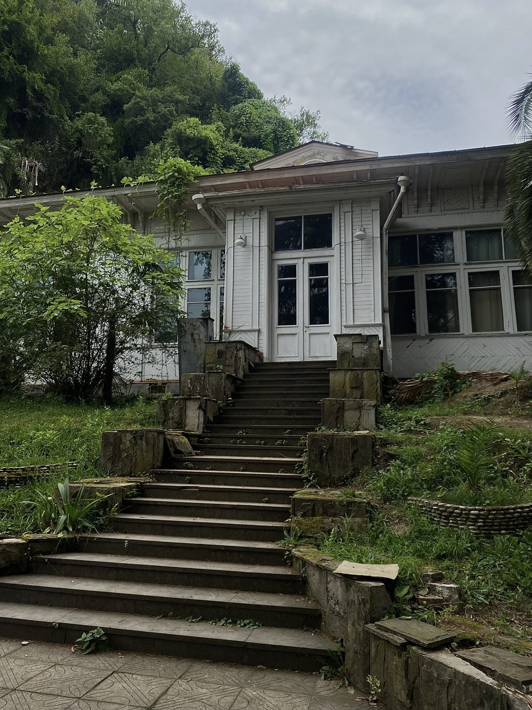 1. Объявление сбора у «Колоннада» в 06:40, в 06:45 приходит СМС от гида, что задерживаются. В