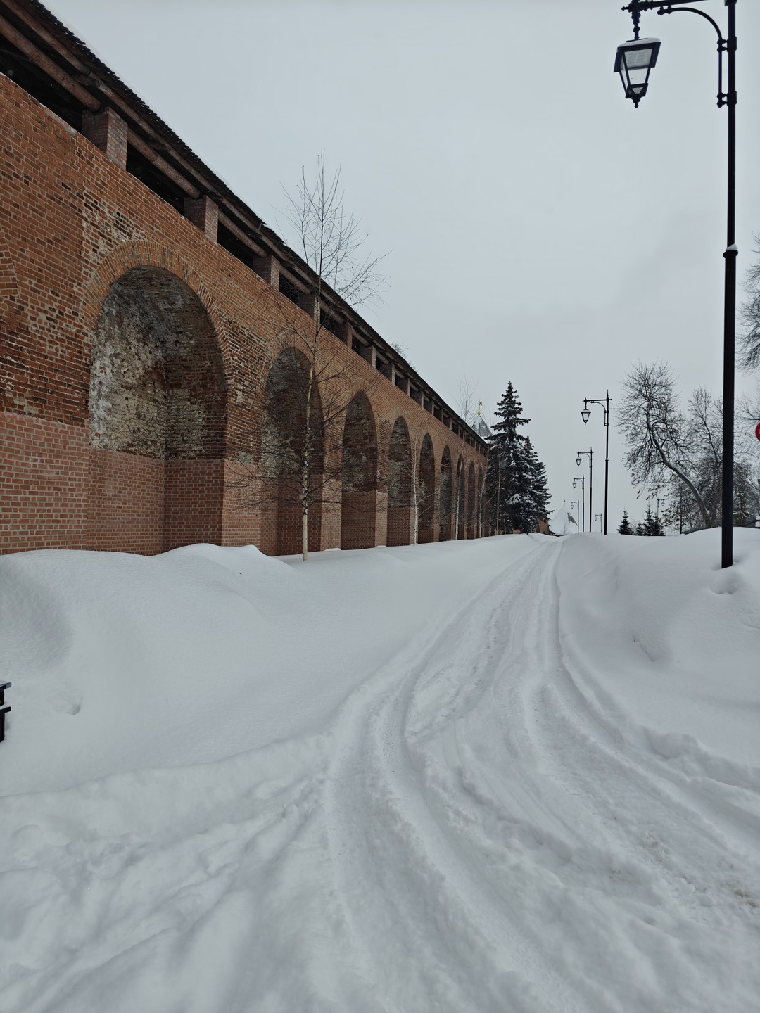 Прошли с Ольгой по зимнему Кремлю. Было холодно и немного ветрено. Но это вообще никак не