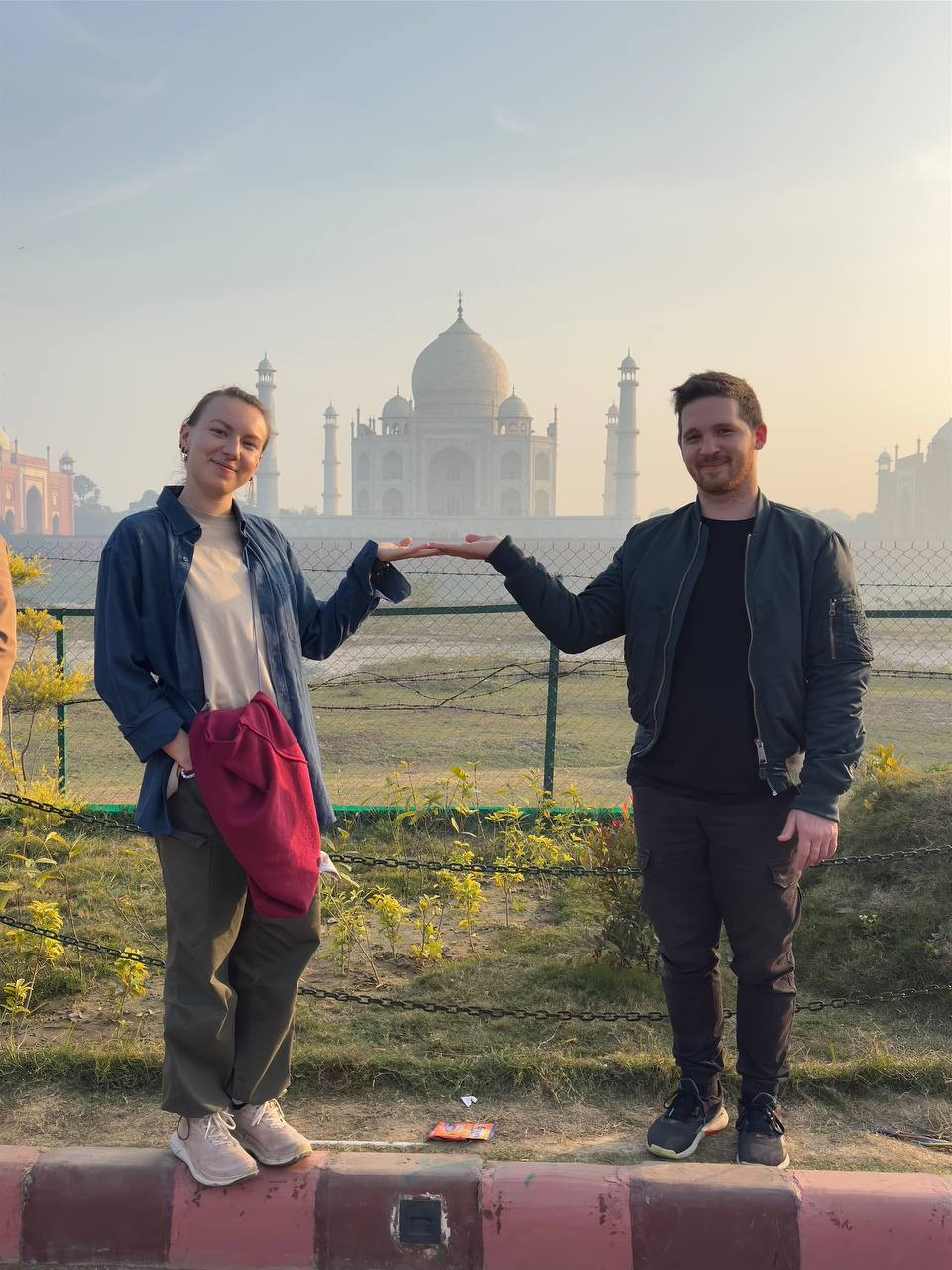 Все организовано отлично! Водитель возил нас неделю по городам Индии, координировал нас и наших гидов, показывал