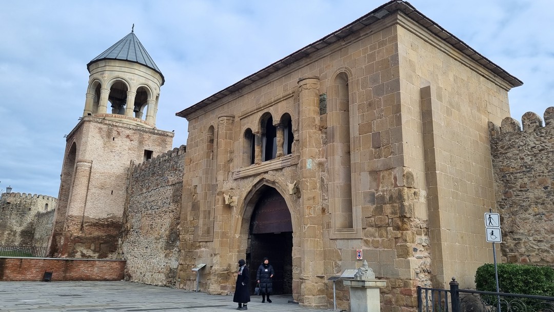 Давид замечательно проводит экскурсии. Он отличный рассказчик, хороший водитель. Очень коммуникабельный и разносторонний человек. Предложит изменение