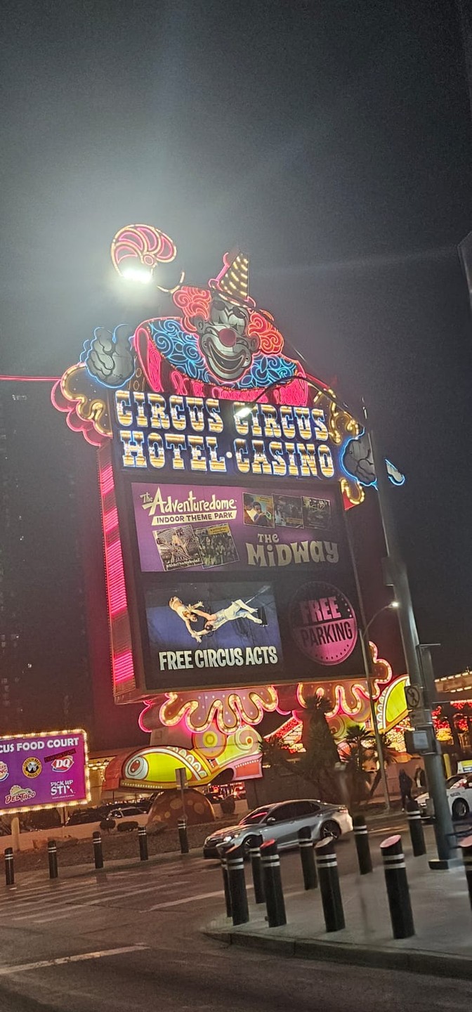 Я не любитель организованных экскурсий, но здесь было круто! Обязательно вернусь на Фримонт стрит)))