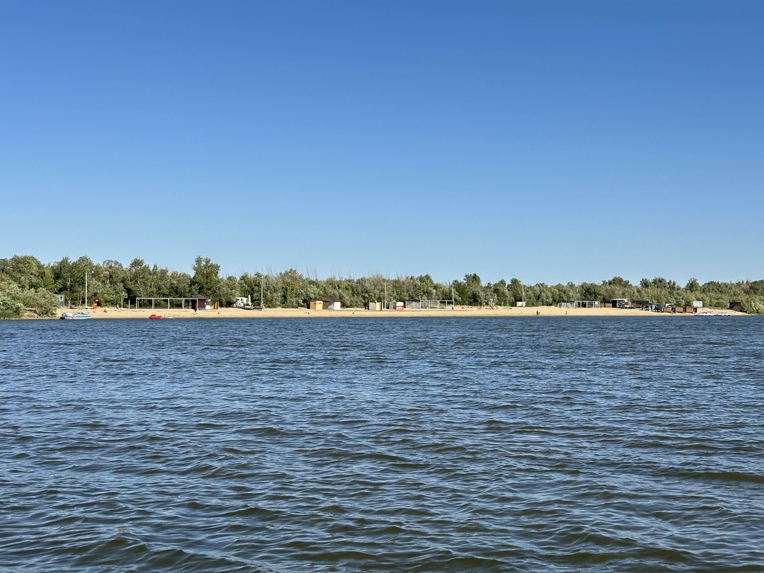 Понравилось на воде в жаркий день. Понравились лотосы. Понравился пляж. Понравился арбуз