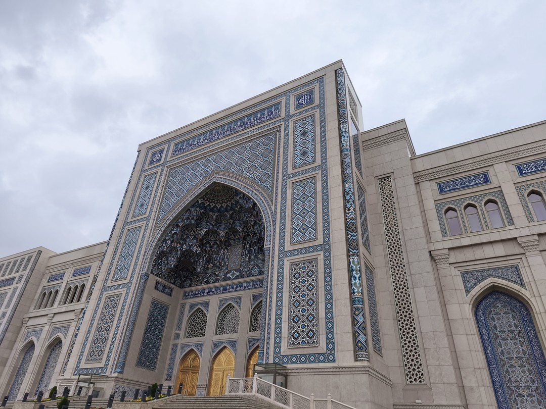 Спасибо Артёму за эти невероятные почти 5 часов экскурсии по прекрасному городу Ташкет. Прекрасный, тактичный экскурсовод! Советую