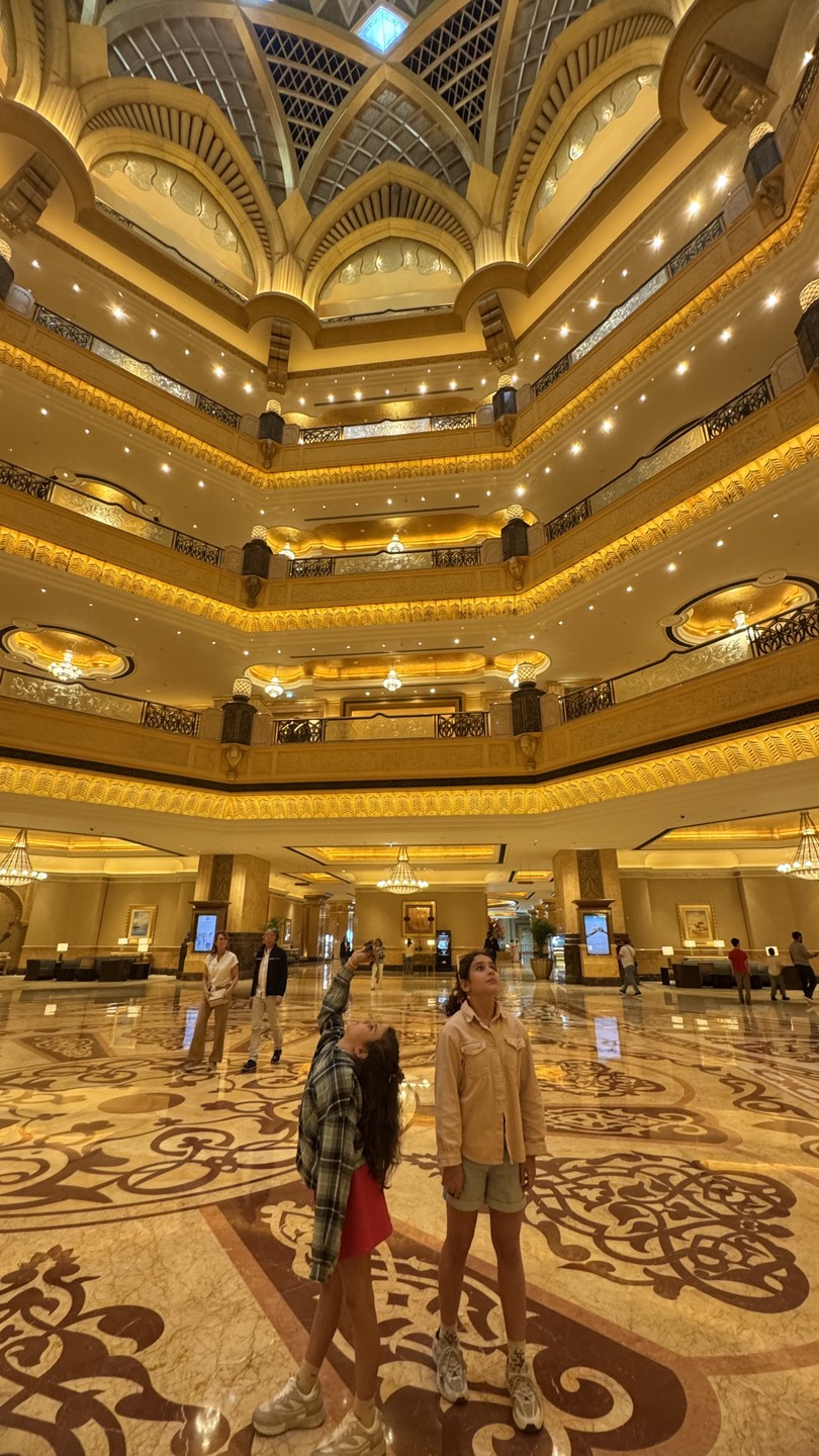 В круизе осматривали Абу-Даби с Фаридом. Уровень гида вне всяких похвал. Фарид интересно рассказал нам о