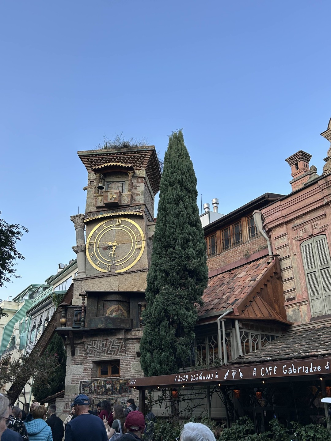 Нино замечательный гид и прекрасная девушка! Водила нас по всему центру, мы все видели и составили