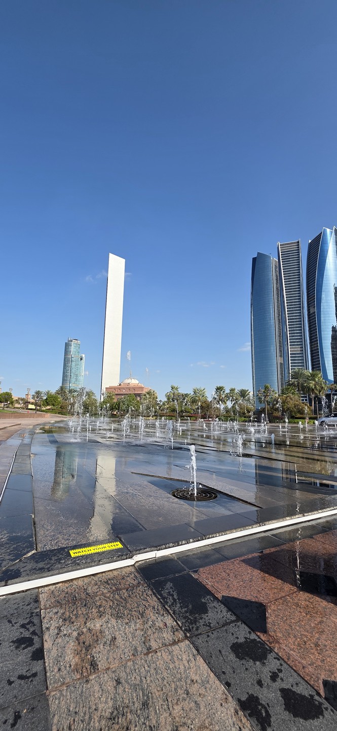 Поездка вчера в Абу-Даби из Дубая прошла восхитительно. Водитель-гид Умид прекрасно говорит по-русски, знает историю страны