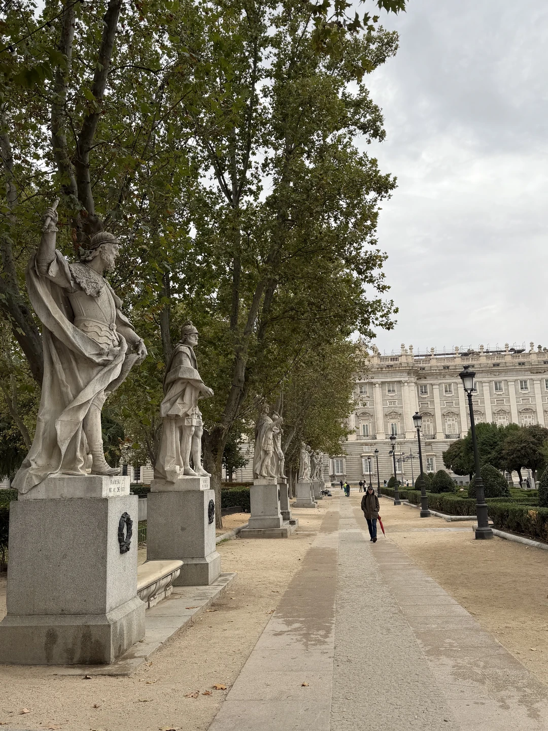 Нелли идеальный гид. Много знаний о Мадриде, любовь к городу, открытая и лёгкая в общении, позитивная