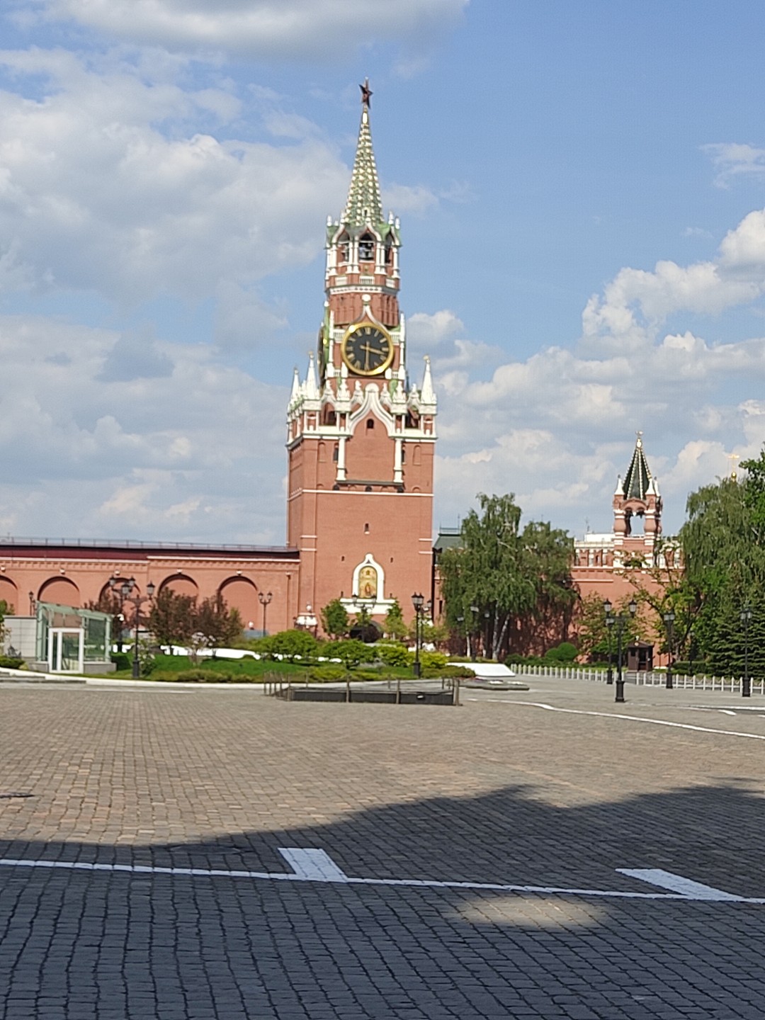Общее впечатление от экскурсии положительное. Маршрут обзорной экскурсии изменили проводимые спортивные мероприятия в столице. Экскурсовод с