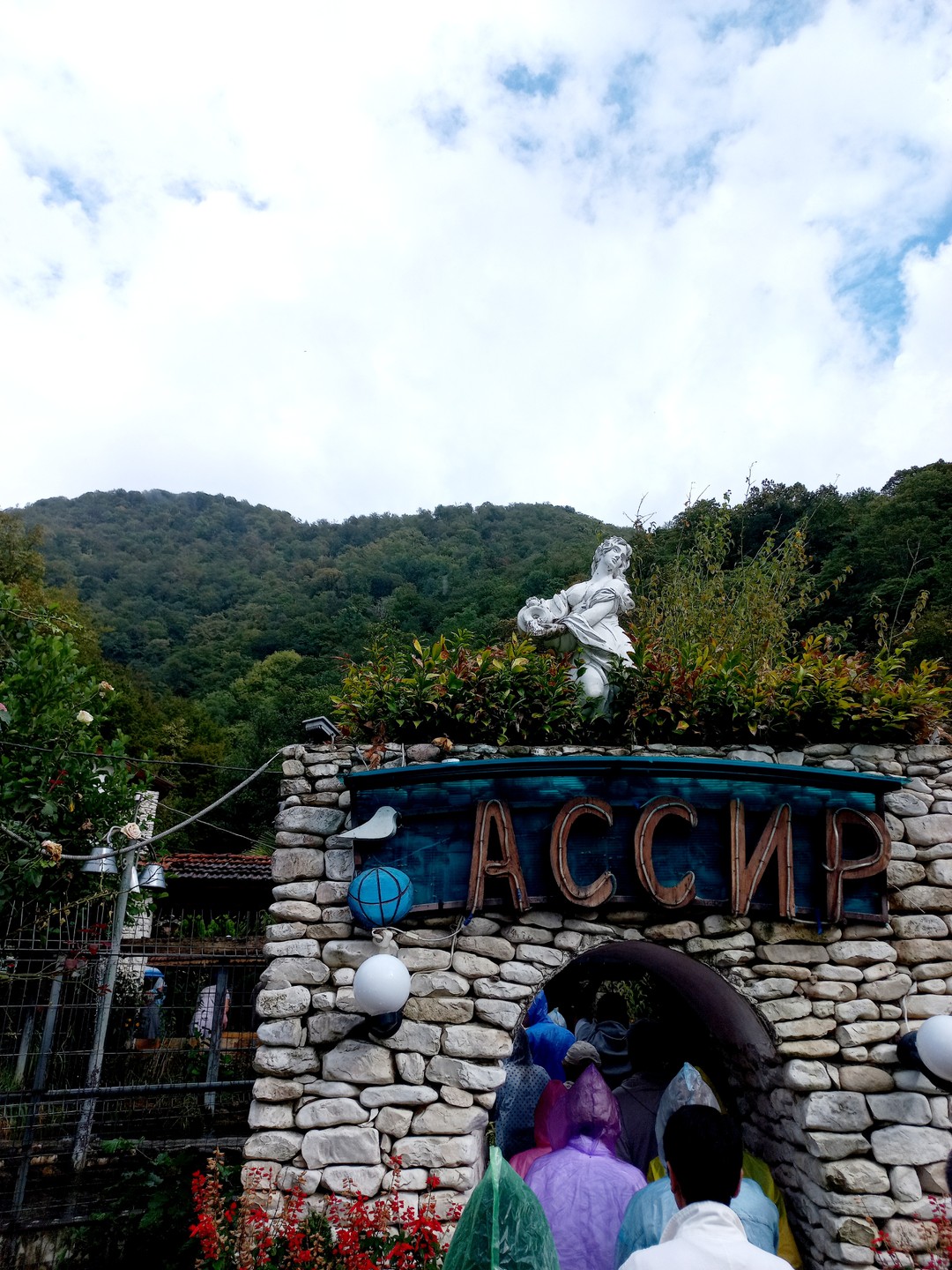 Очень понравилась поездка в Абхазию в термы для души и тела) Впечатлил храм 6 века внутри