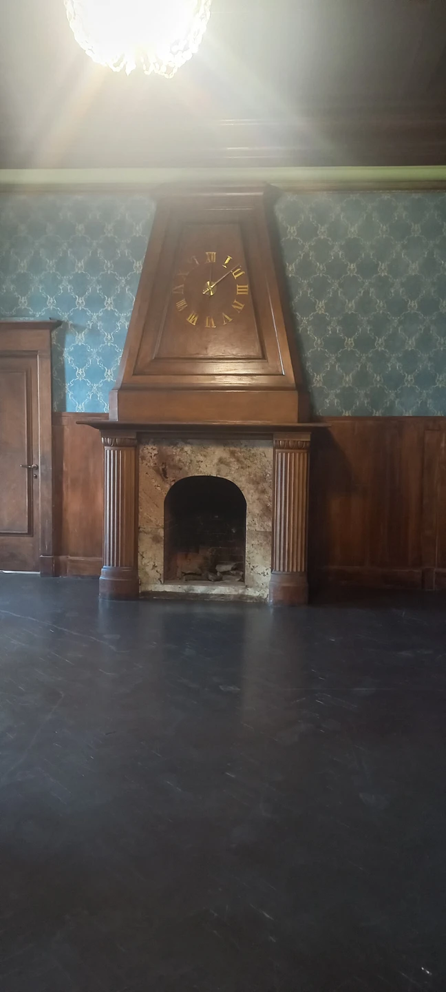 Очень интересно. Пароксы истории в этом здании переплетены.