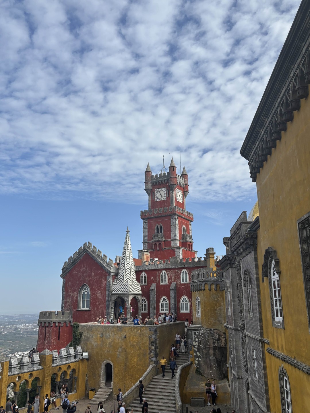 Программа экскурсии невероятно насыщенная, но от такой красоты устать невозможно! Дворцы Синтры, причудливые и завораживающие, мыс