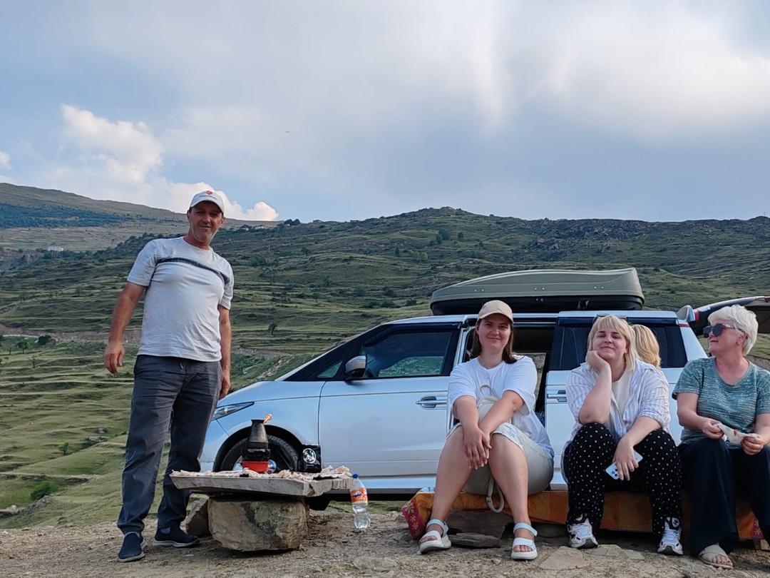 Здравствуйте. Провели три незабываемых дня в горах. Мы ездили группой 5 человек в очень комфортном микроавтобусе.