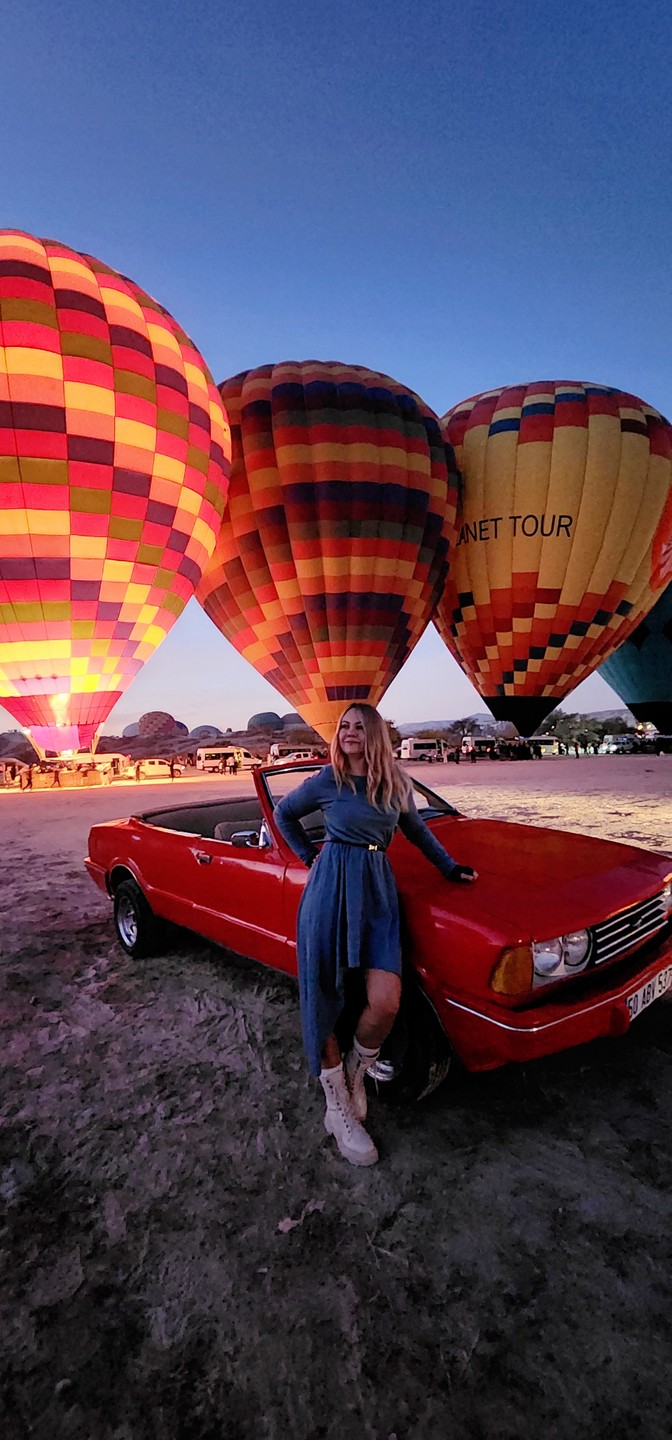 Поездка была рано утром, когда взлетают шары. Сначала нас привезли на площадку рядом с шарами, было