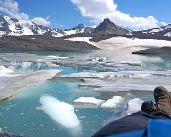 К ледниковому озеру Бирджалы и пику Калицкого на высоту 3380 м