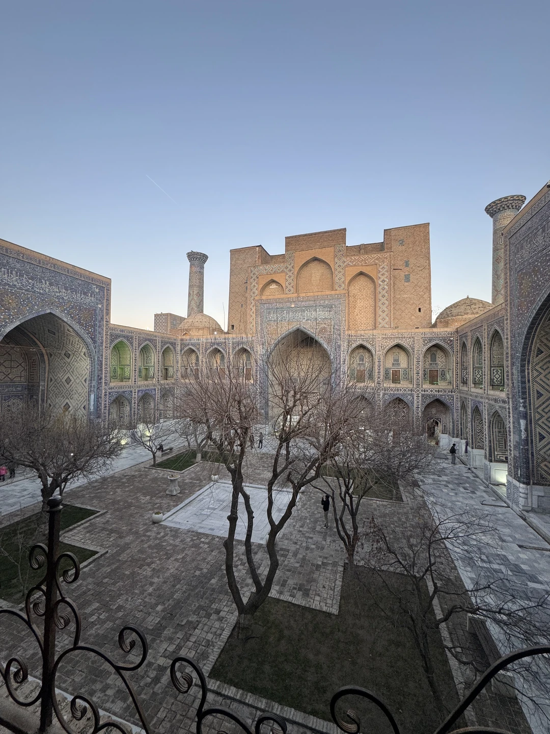 Добрый день. Спасибо Тимуру за экскурсию. Было интересно, структурировано и по делу. Отвечал на вопросы, дополнительно