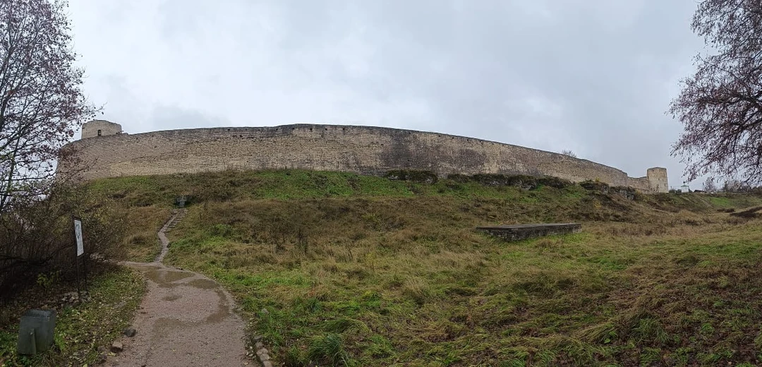 Данил замечательный расказчик и увлеченный экскуросовод! С ним было нескучно бродить по Изборску. И комфортно и интересно разговаривать