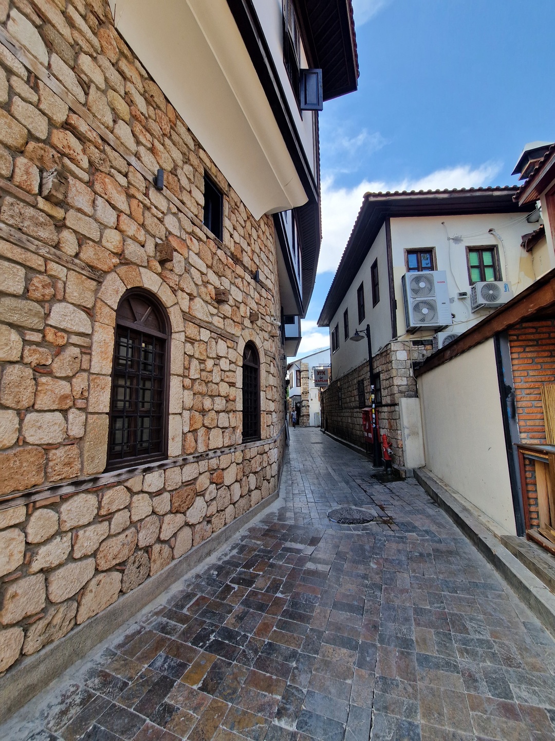 Угур встретил нас, мы с комфортом доехали до Анталии, за время поездки узнали много исторических фактов