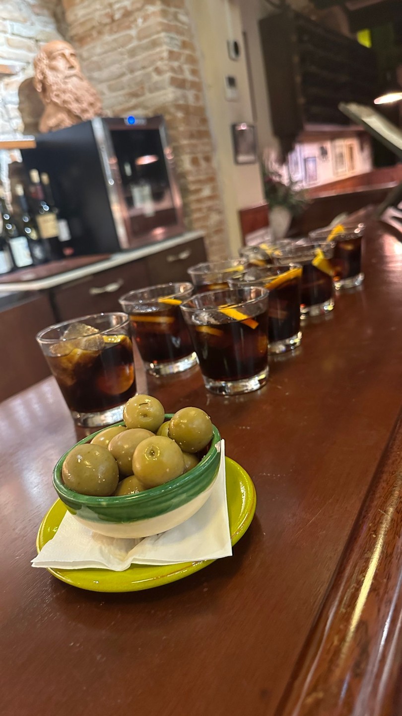 Провели несколько часов с Людмилой! Спасибо большое за экскурсию! Было познавательно и весело!