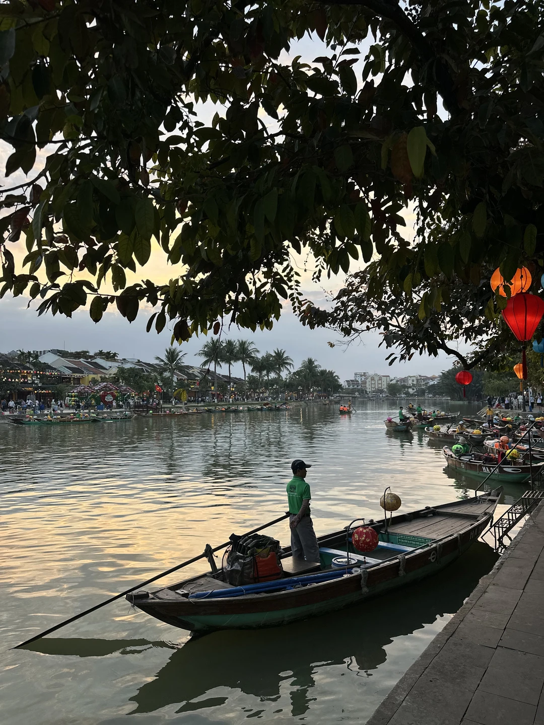 Ездили с Павлом и моей трехлеткой в Хойан, экскурсия получилась очень интересной и насыщенной. Рассказывает живо