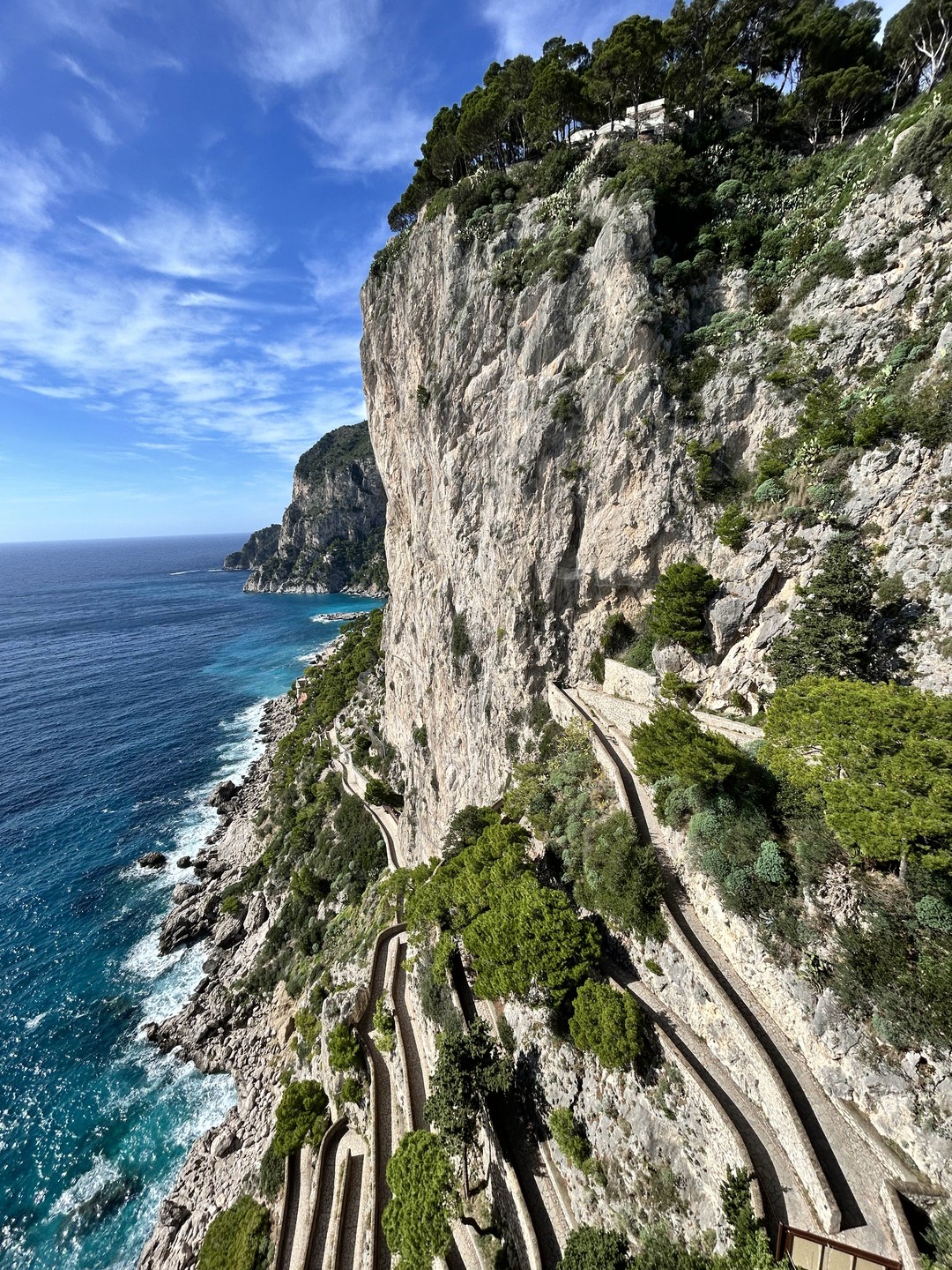 Эта экскурсия подойдёт для семей с детьми. За время экскурсии мы переезжали на скоростном катере, фуникулере