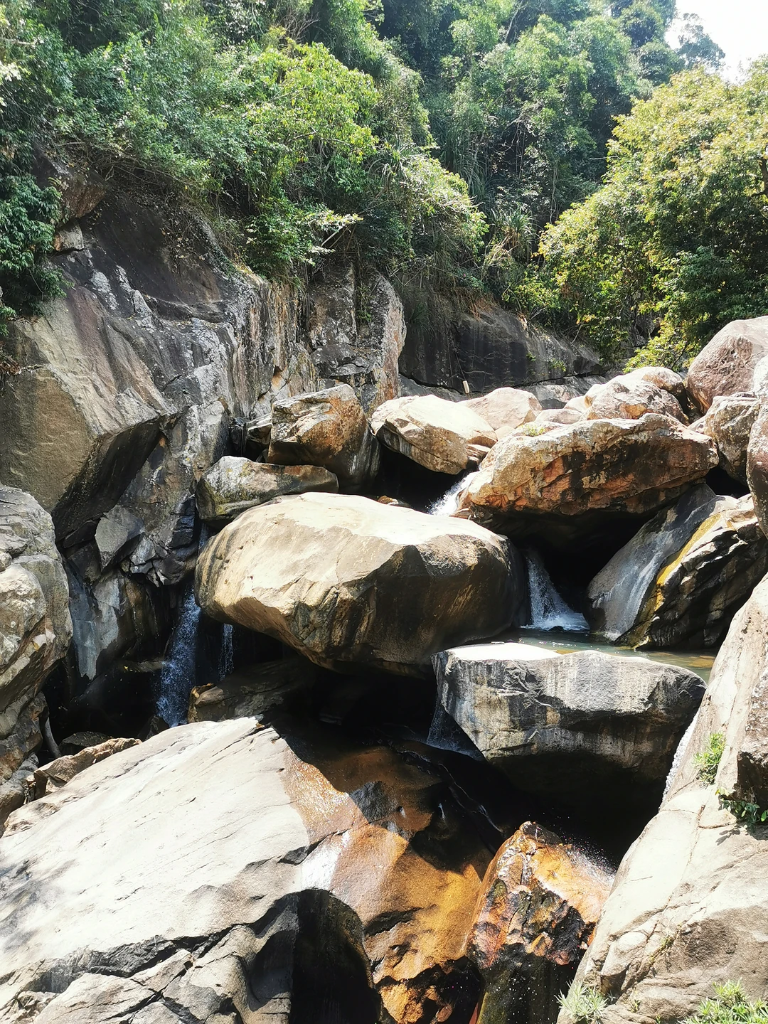 Водопады потрясающе красивые, хоть и не большие. Озера удивительной формы, в которых можно купаться. Кстати, если