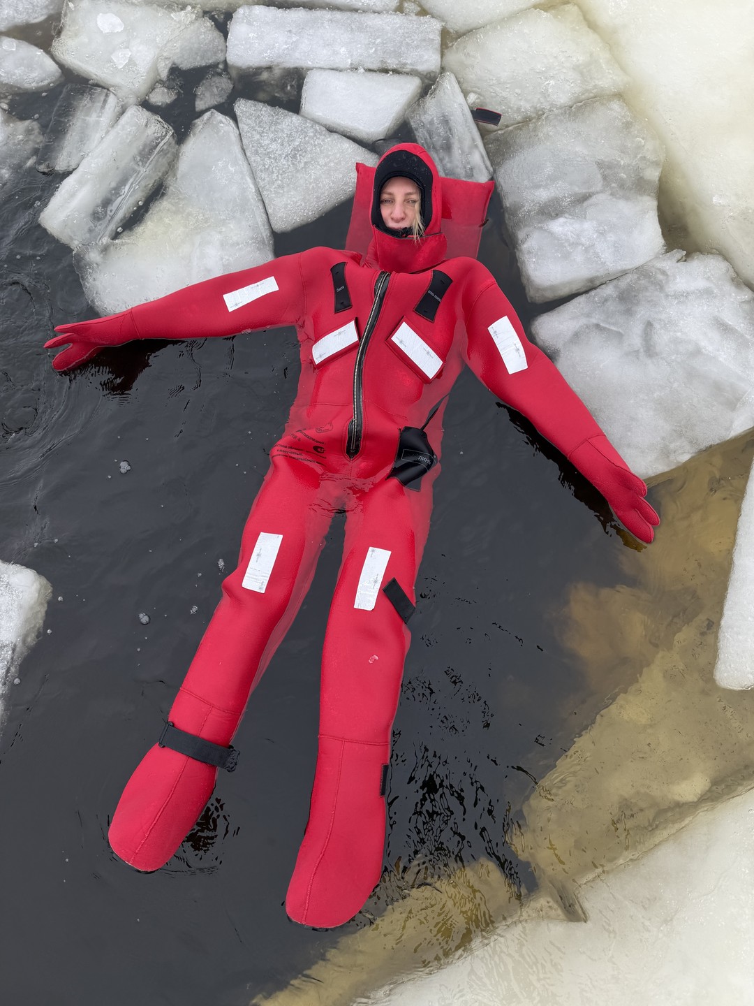 Это было весело и необычно! Кругом лед и снег, вода кажется тёплой. Прыгали, барахтались в воде