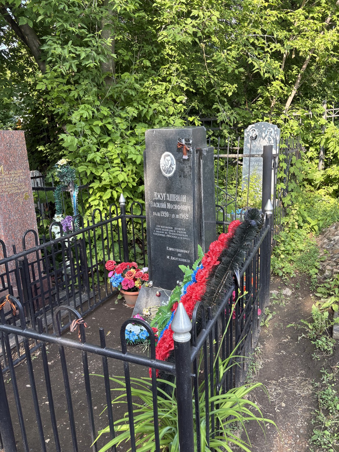 За все время жизни в Казани в первый раз оказалась на Арском кладбище. Наш гид Людмила