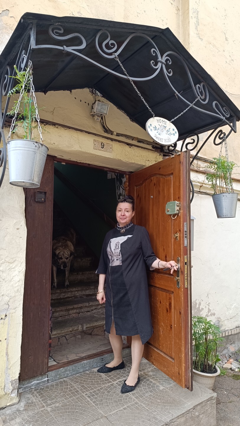 Когда изучаешь город, очень любопытно "заглянуть за входную дверь", особенно, если это дверь дома XIX в