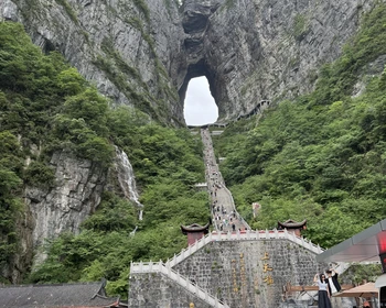 Небесные врата, серпантин с 99 поворотами, стеклянная тропа, буддийский храм, лестница с 999 ступенями