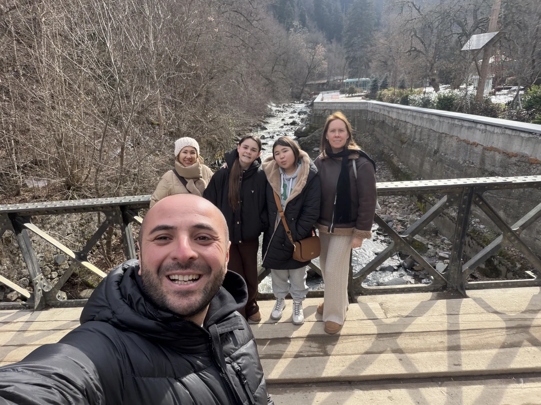 Мы компания из 2 взрослых и 2 детей 12 лет. Ездили в Боржоми+Бакуриани. Экскурсия очень понравилась