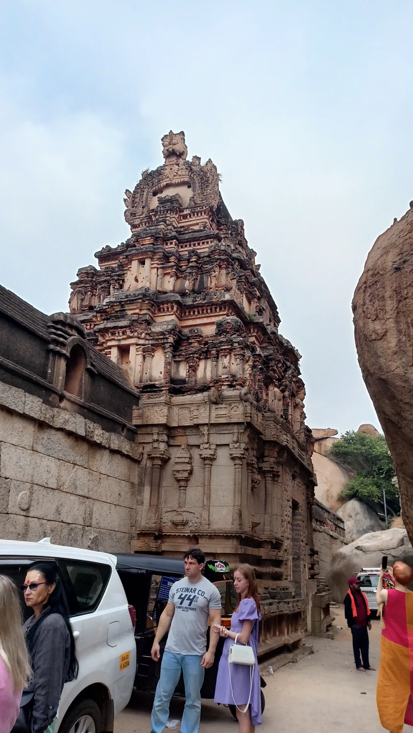 Мы ездили в Хампи 29-30 ноября. Гид была Лина. Нам все очень понравилось. Сколько нового мы