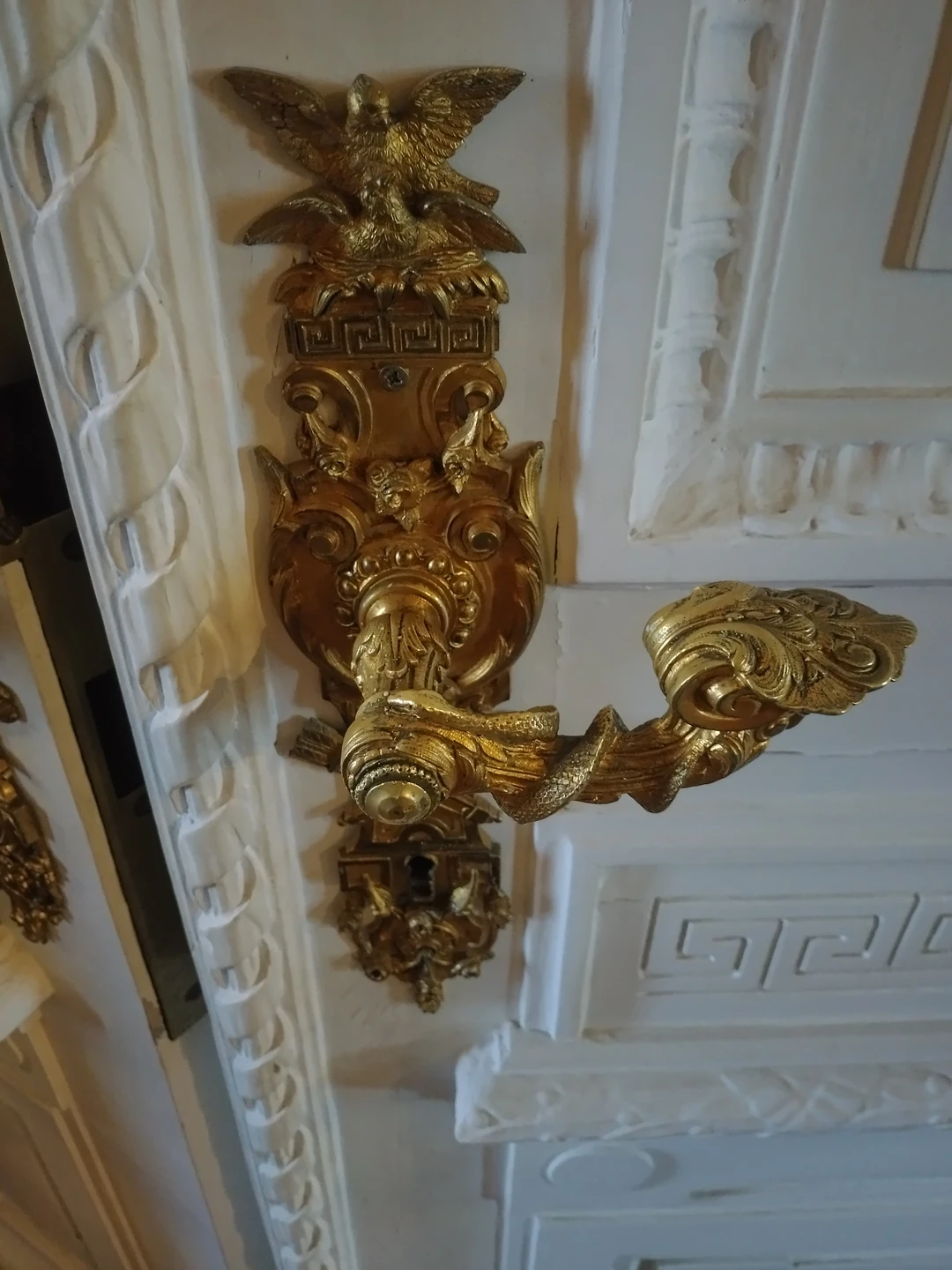 Дворец просто великолепен, наш экскурсовод Ксения настолько грамотно и увлекательно построила свой рассказ, что время пролетело