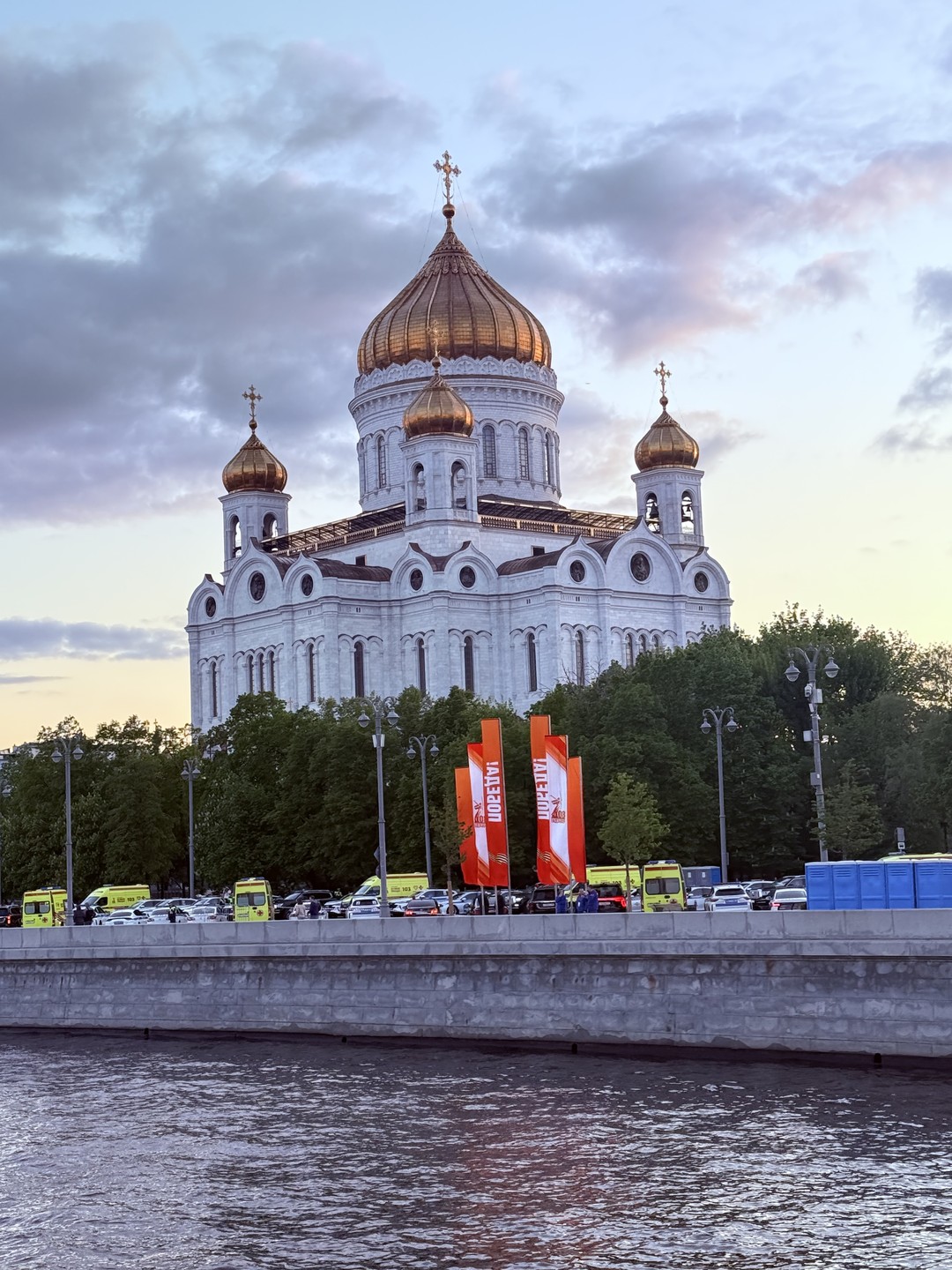 Очень понравился маршрут! Проходит через основаные достопримечательности Москвы. Есть открытая и закрытая палубы. Можно как заранее