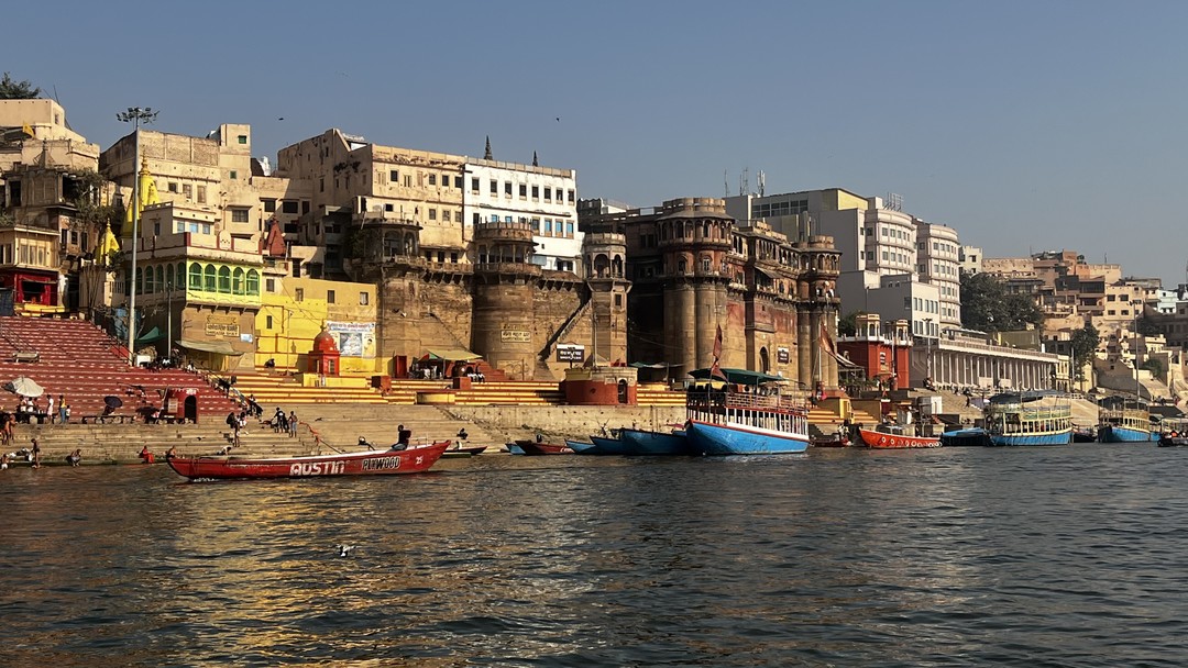 Мы провели день с Артемием в Варанаси. Мы оценили его знания, его страсть к предмету. Он