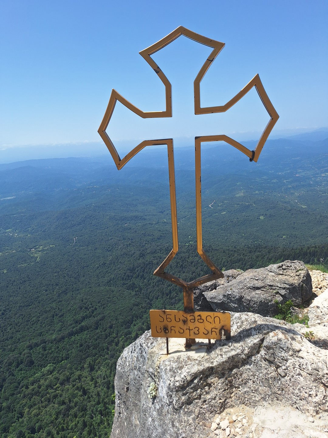 Выражаю Эдуарду огромную признательность за прекрасного гида и водителя Гочу! Мы провели удивительный день в регионе