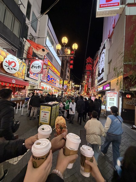 Сегодня мы провели замечательный день на экскурсии по Наре и Осаке с гидом Никки. Это был