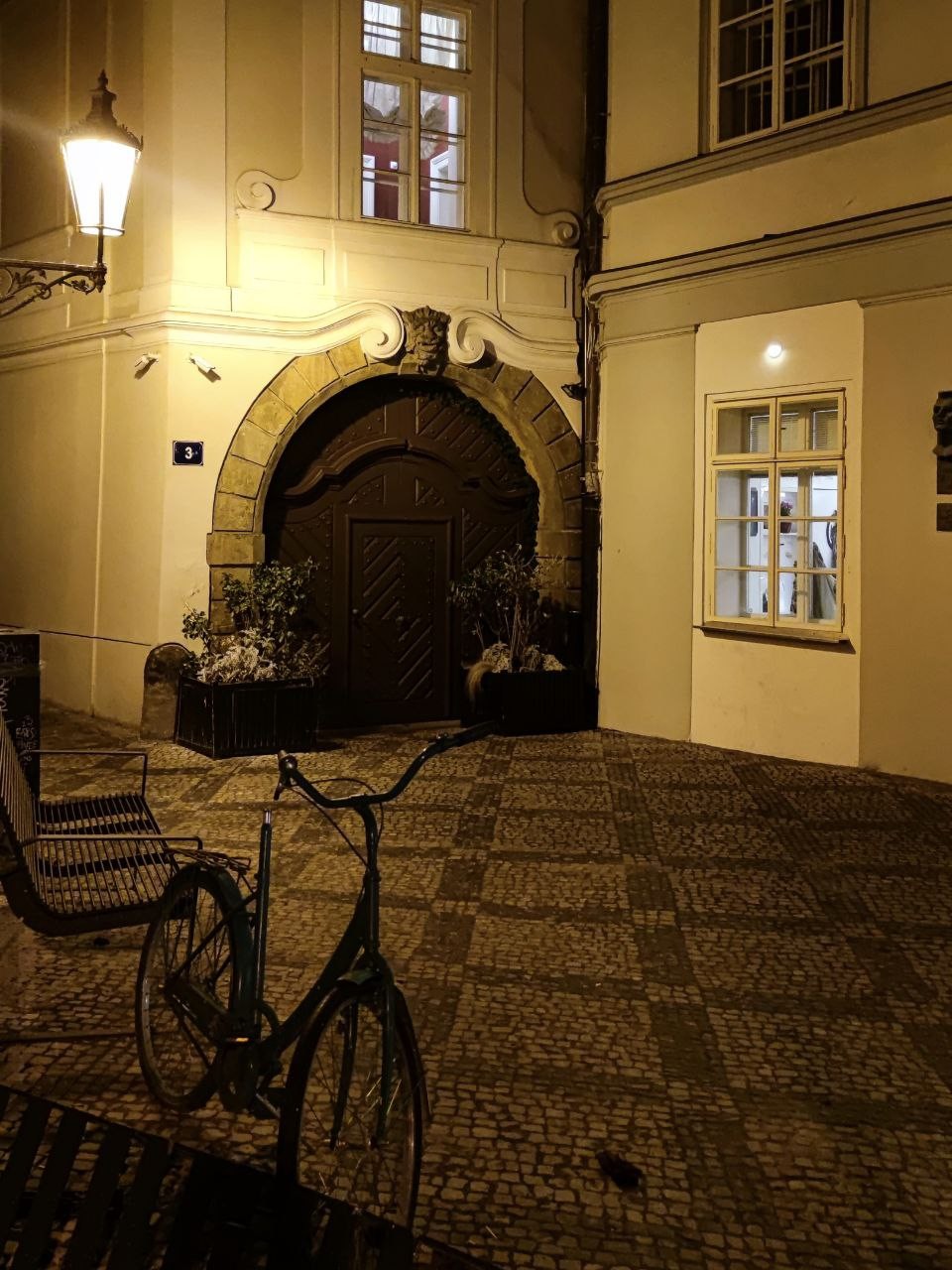 Я гуманитарий, давно живущий в Европе и давно преподающий в университете. Недавно у меня наметилась небольшая