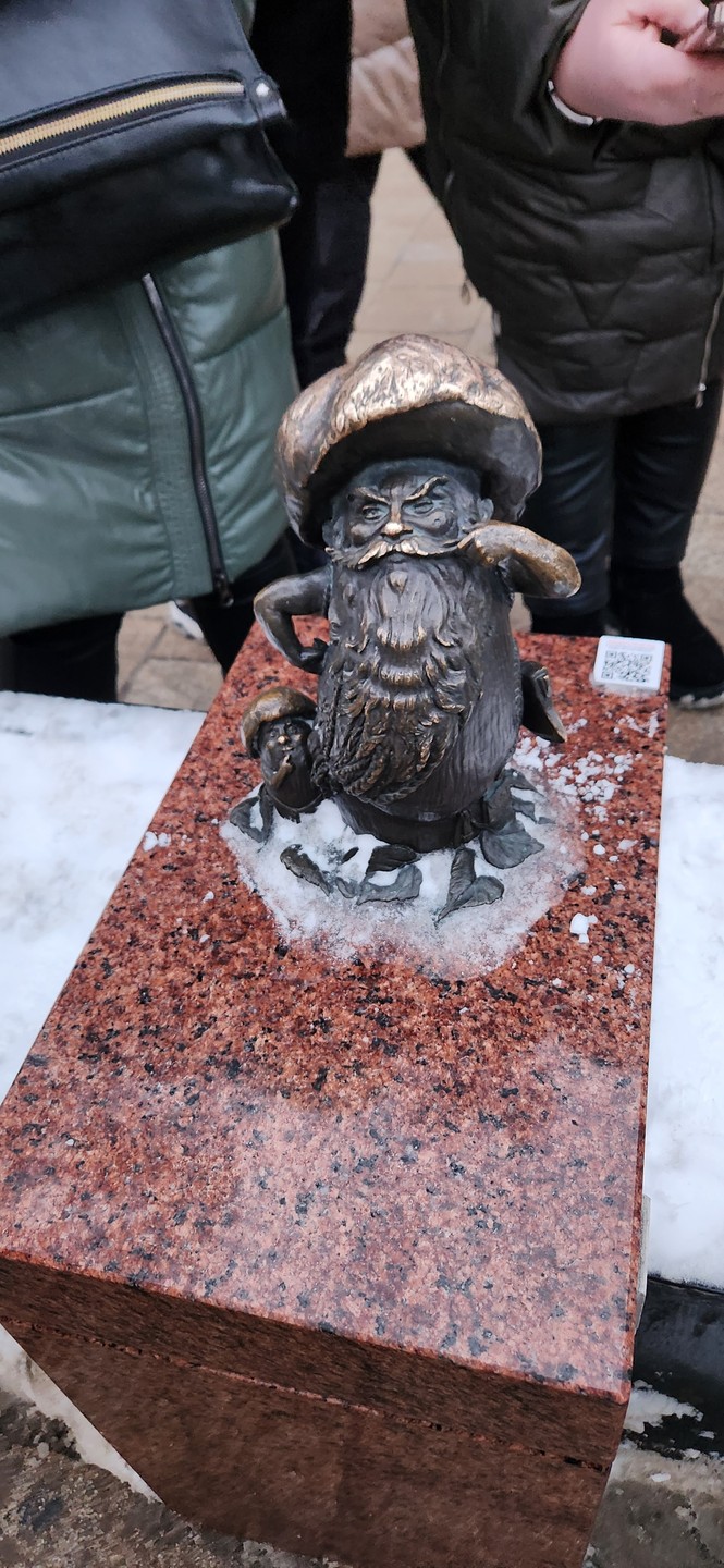 Интересный формат и нетривиальная подача материала. Очень красивые локации! Экскурсовод вдохновляет своим творчеством и заряжает позитивом!