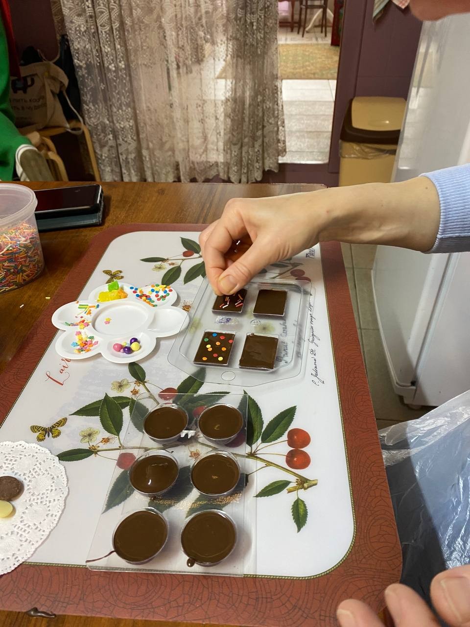 Были на мастер-классе по изготовлению шоколадных конфет с вишней. Остались под приятнейшим впечатлением, ушли довольные с