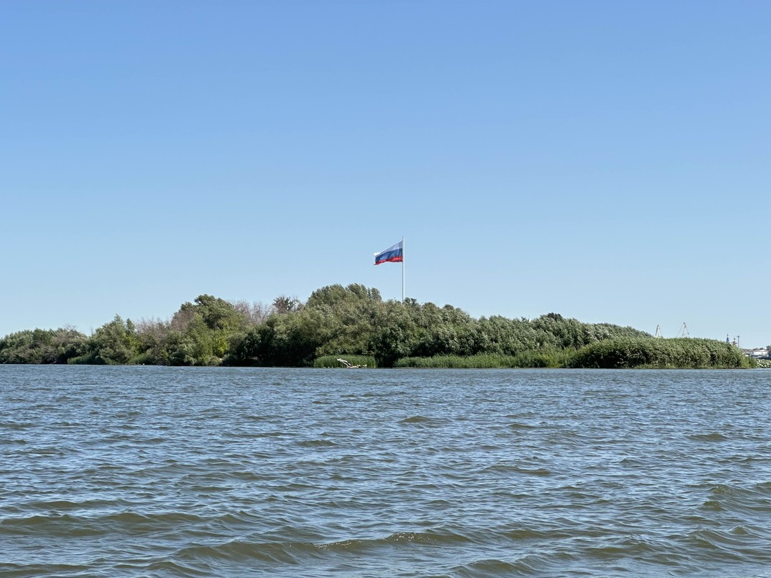 Понравилось на воде в жаркий день. Понравились лотосы. Понравился пляж. Понравился арбуз