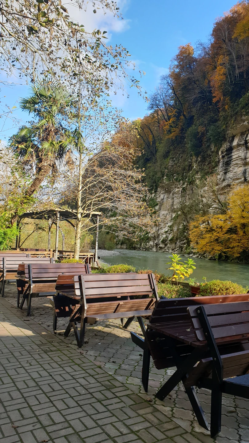 Евгений отличный гид. Т. к. из за стечения обстоятельств мы не смогли поехать в Абхазию, он