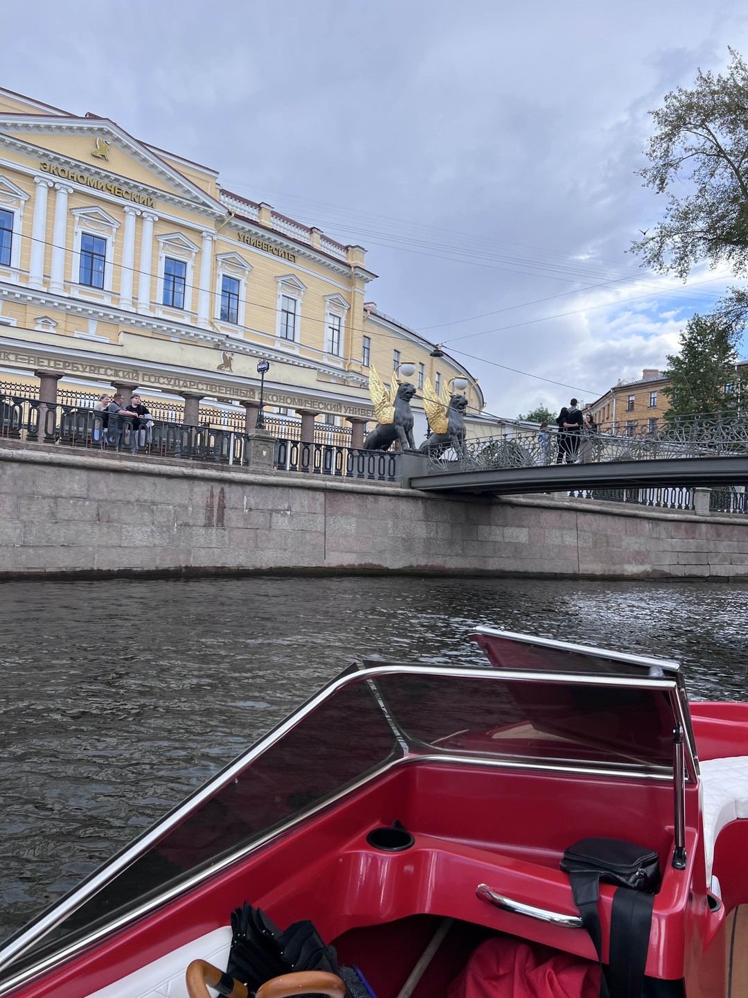 Отличная прогулка. Большое спасибо! Главное нет лишних людей и бурчания аудио гида. Отправление вовремя. На катере всё идеально чисто. Рекомендую