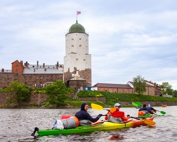 Утро с чашечкой кофе на природе, замок и водные просторы