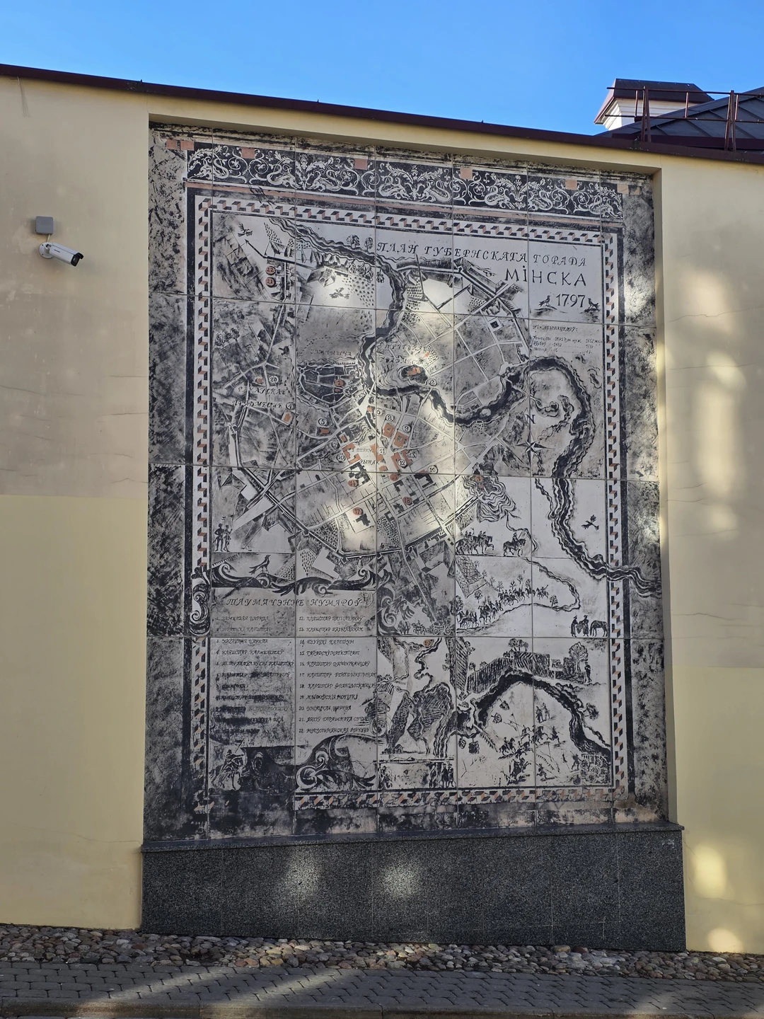 У нас была очень душевная экскурсовод Татьяна, она не перегружала рассказ о городе историей, но при