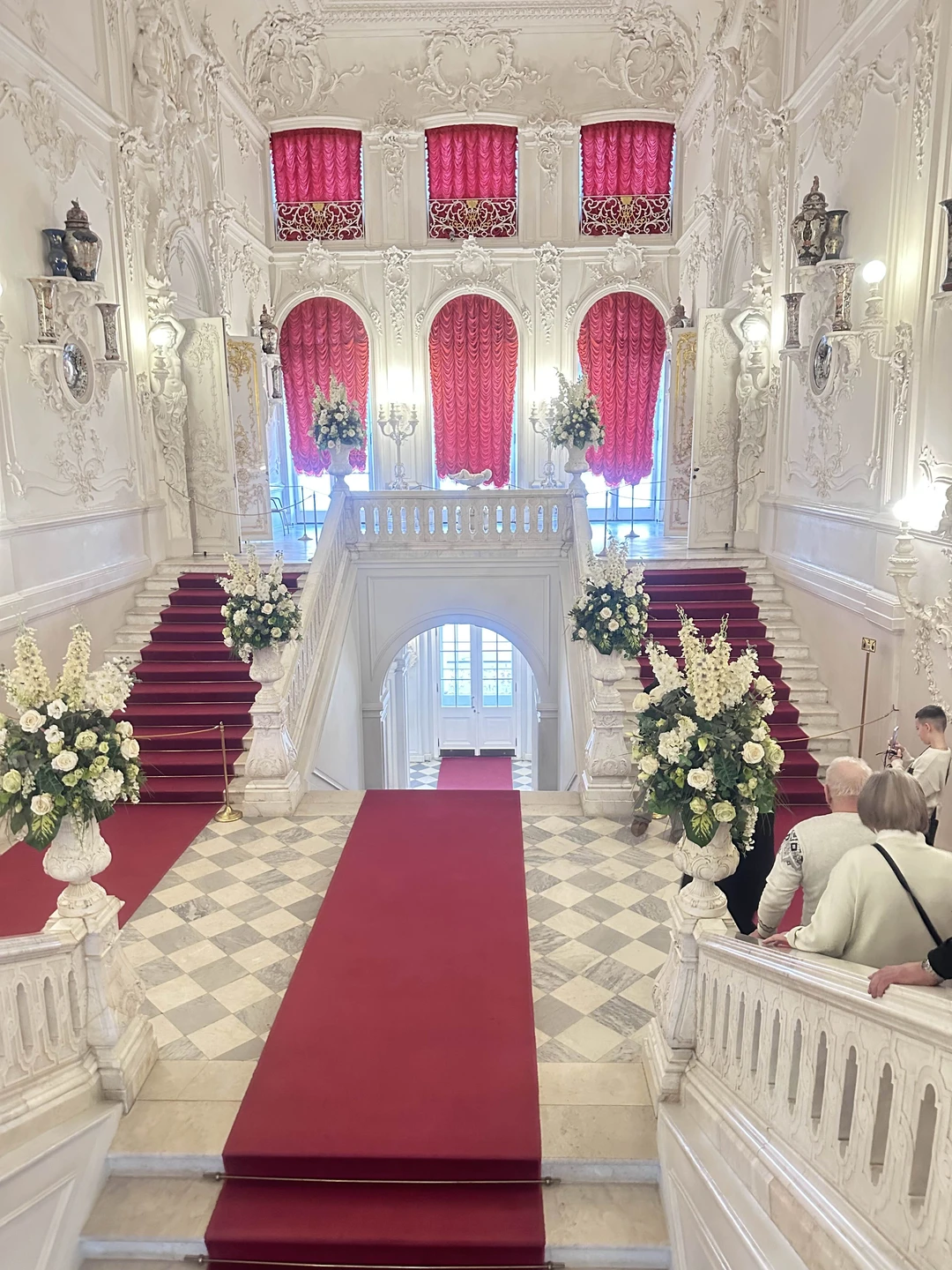 Бронировали экскурсию с посещением Екатерининского дворца и Феодоровского собора. Но видимо группа не набралась и нас