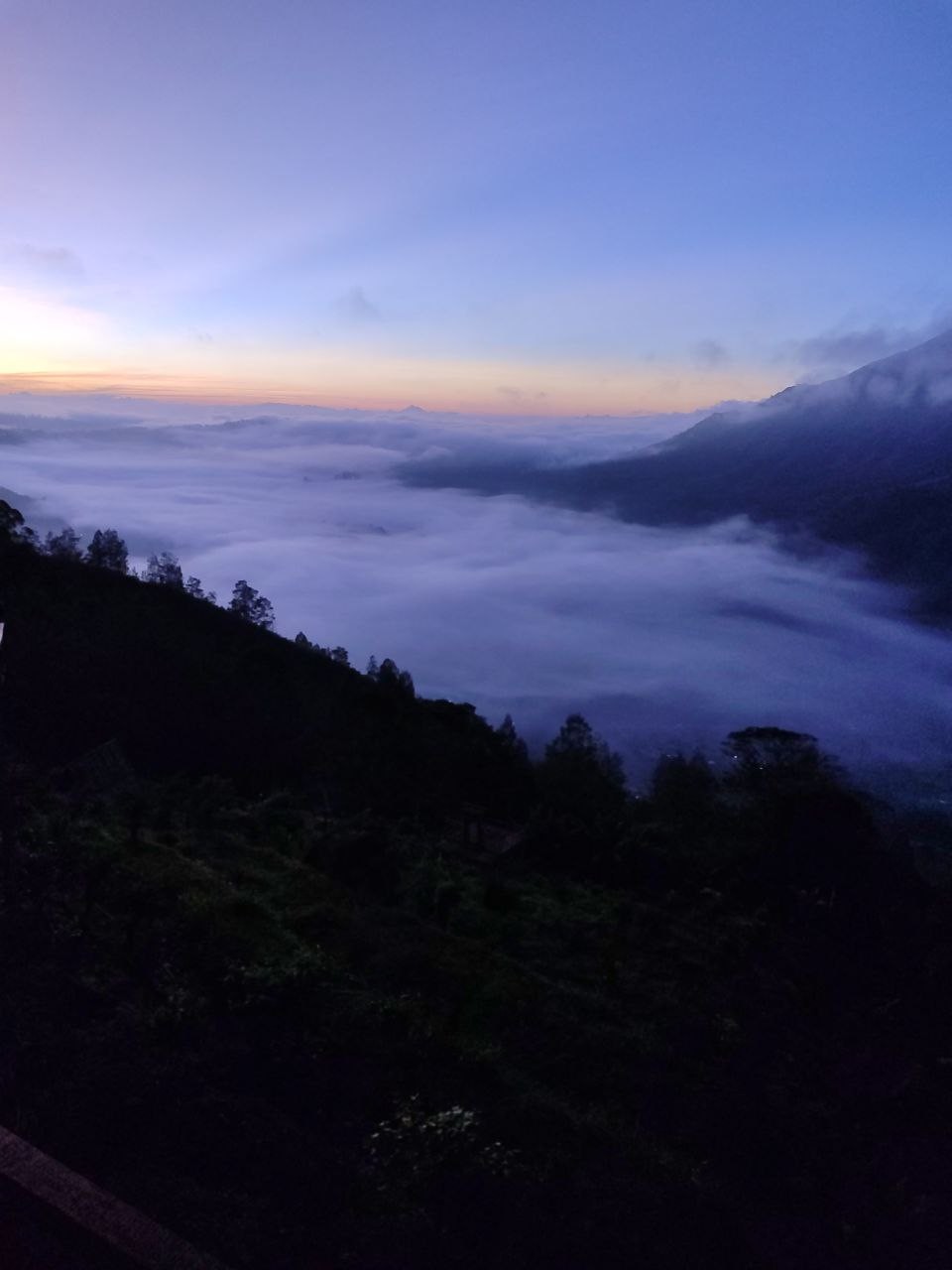 Поездка была просто супер. Эмоции захлестывали от увиденного. Рассвет над облаками с видом на вулкан-это завораживающее
