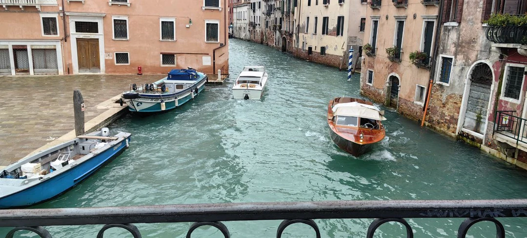 Хотим выразить искреннюю благодарность нашему гиду Валерию, который провел для нас две незабываемые экскурсии - Венецианское