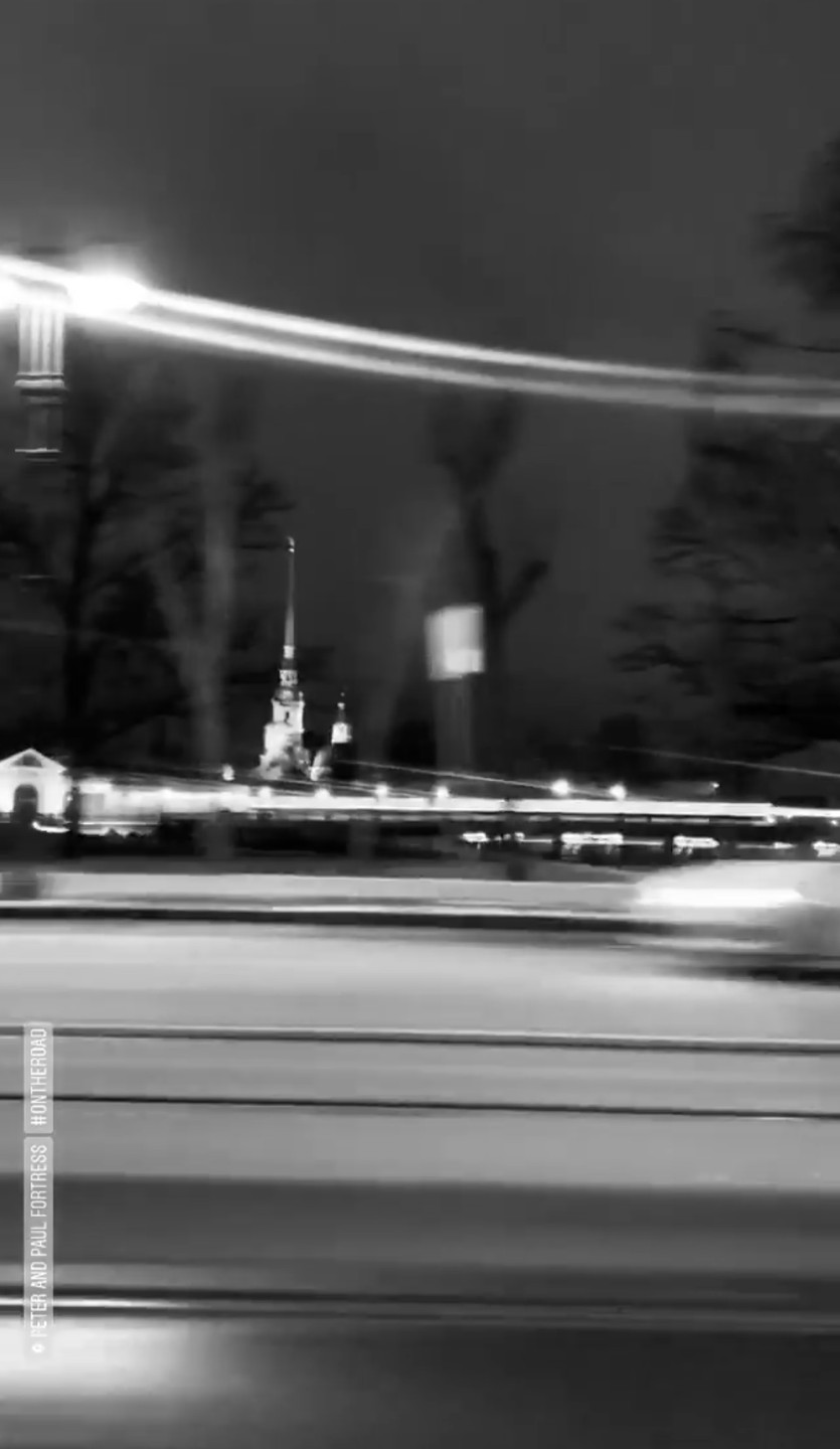 Трансфер на Tesla из аэропорта с экскурсией по Петербургу (Михаил)